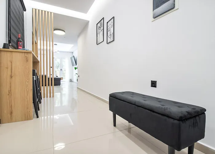 New Luxury Apartment Near Center With Garden View