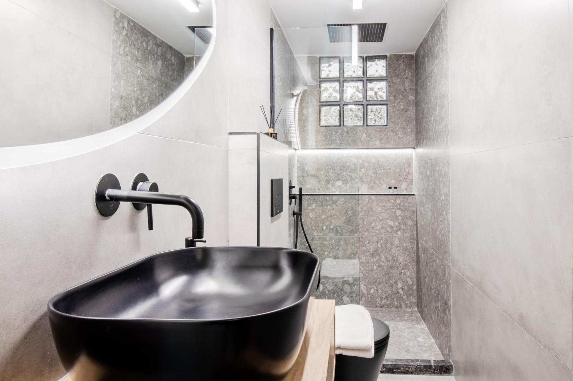 New Luxury Near Center With Garden View